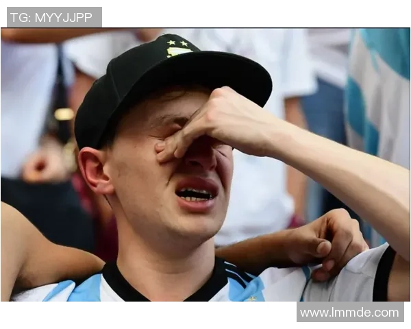 大牌足球明星在比赛失利后泪洒赛场展现脆弱一面引发球迷心疼